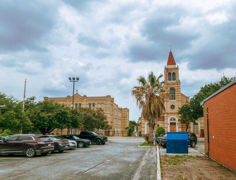 More Photos Of 607 Urban Loop, San Antonio Office For Sale