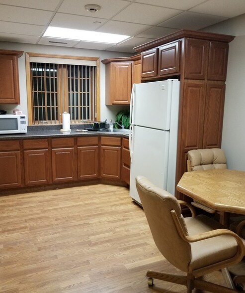 More Photos Of 1326 Industrial Dr, Lake in the Hills Distribution For Sale