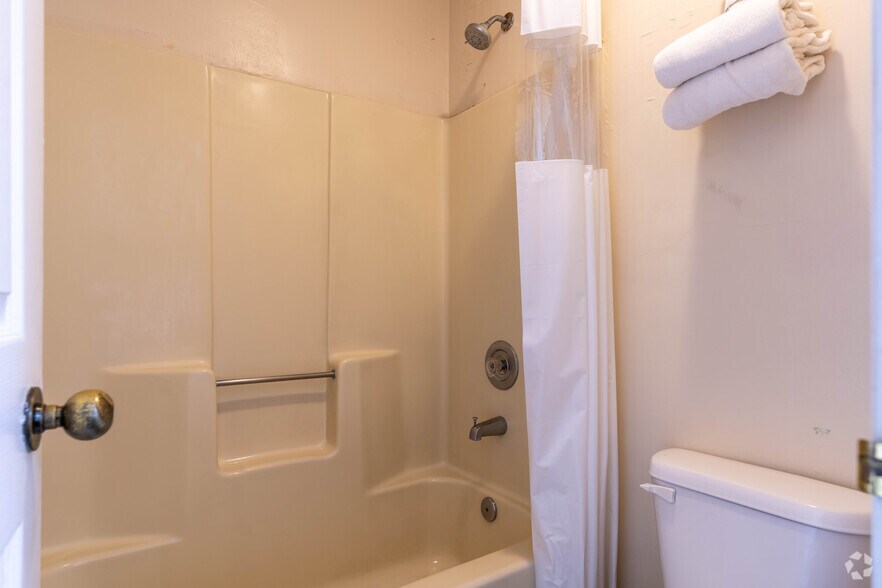 More Photos Of 205 N Highway 301, Jesup Hotel For Sale