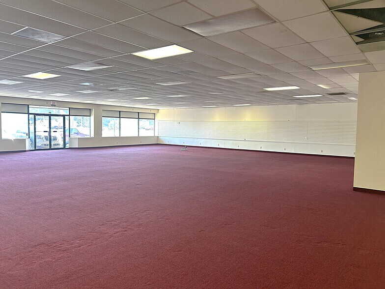 More Photos Of 220 Regional Dr, Alton Storefront Retail Office For Lease
