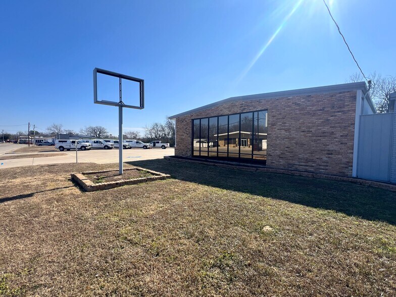 More Photos Of 220 Linda Dr, Sulphur Springs Office For Sale