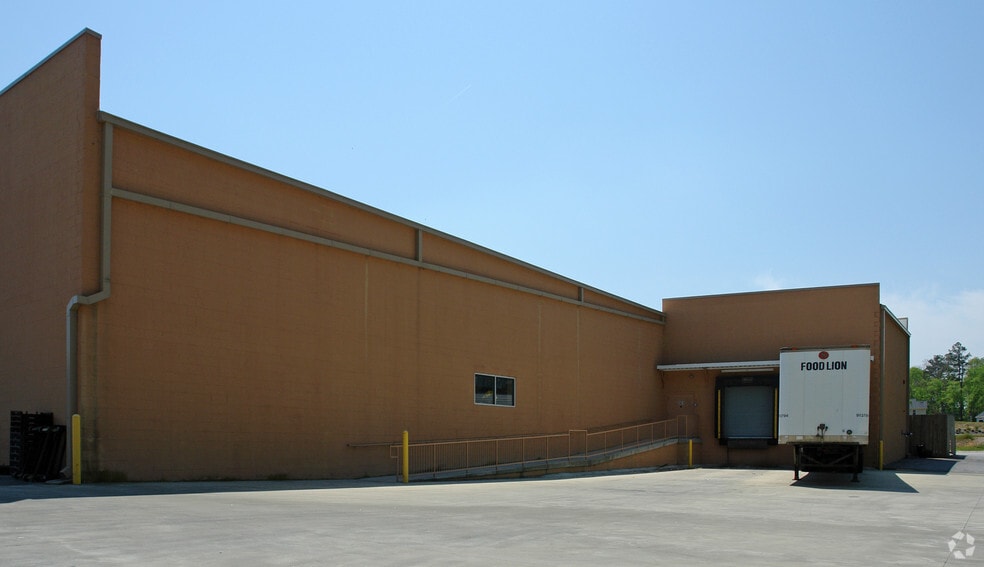 More Photos Of 2151-2173 Wilton Ave, Creedmoor General Retail For Lease