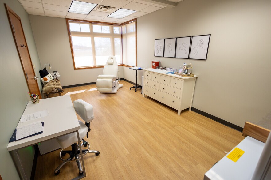 More Photos Of 1110 Oak Ridge Dr, Eau Claire Medical For Lease