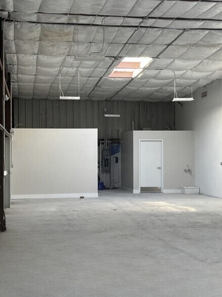 More Photos Of 8911-8919 N Fork Dr, North Fort Myers Warehouse For Lease