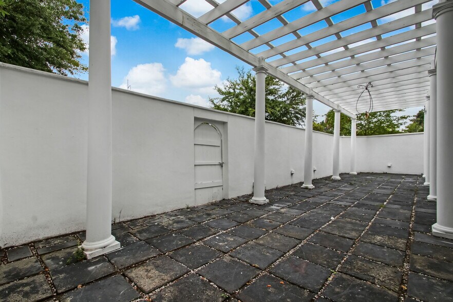 More Photos Of 422 W 43rd St, Savannah Storefront Retail Office For Sale