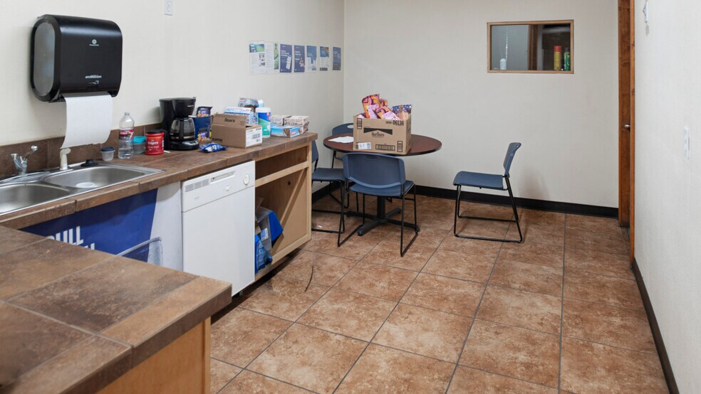 More Photos Of 400 Kristen Ct, Montrose Showroom For Lease