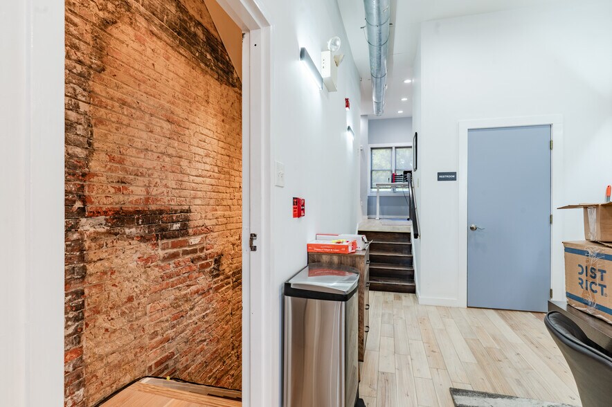 More Photos Of 319 Bainbridge St, Philadelphia Office Residential For Sale