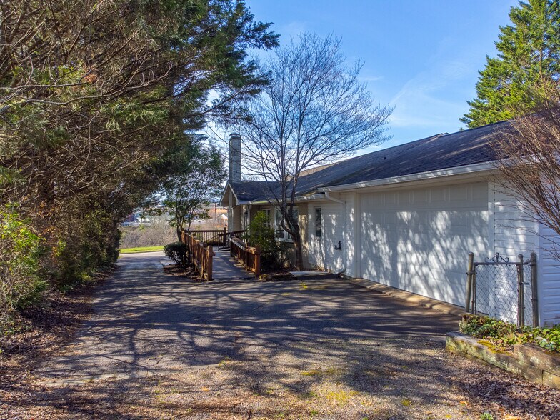 More Photos Of 156 White Oak St, Franklin Medical For Sale
