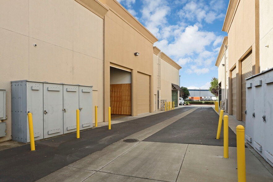 More Photos Of 600-626 Commerce Ct, Manteca Service For Sale
