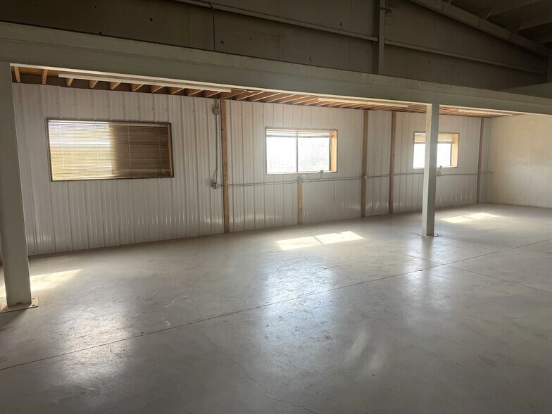 More Photos Of 1015 W Woodside St, Mcpherson Industrial For Sale