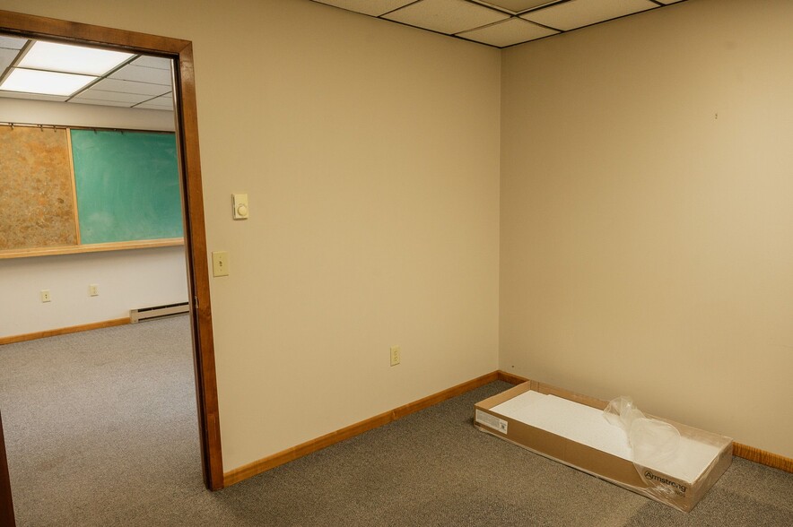 More Photos Of 435 Main St E, Trimont Flex For Sale