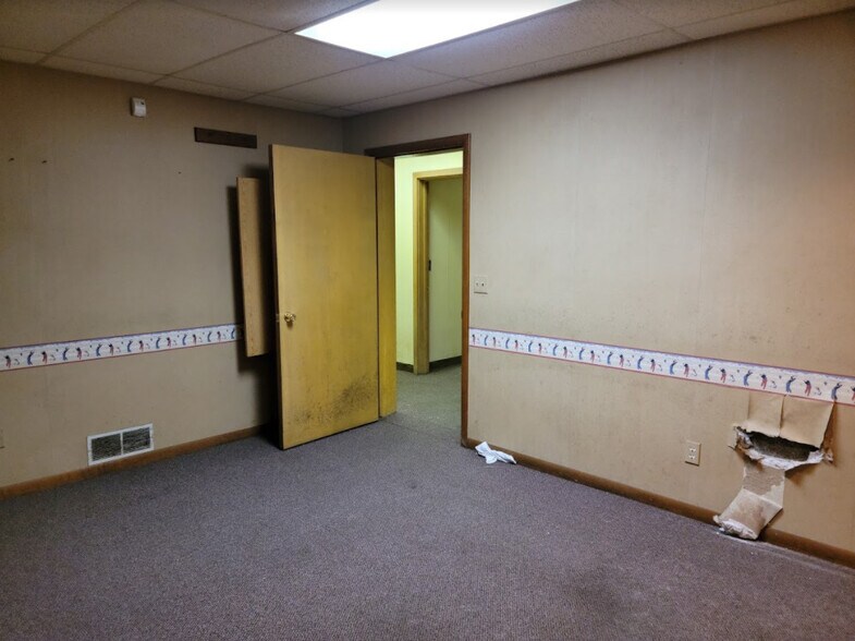 More Photos Of 1900 E Holland Ave, Saginaw Warehouse For Sale