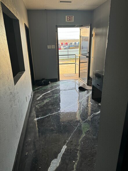 More Photos Of 3402-3406 Easy St, Dallas Light Manufacturing For Lease