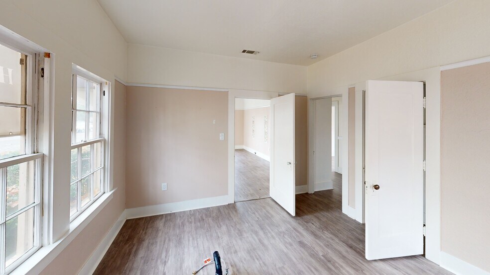 More Photos Of 411 Oak St, Roseville Office For Sale