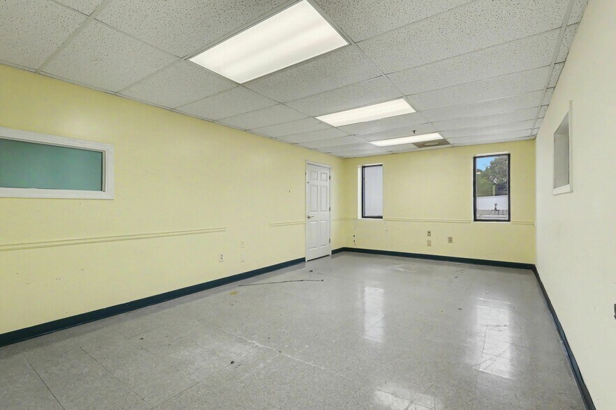 More Photos Of 1445 Cleveland Ave, East Point Showroom For Sale