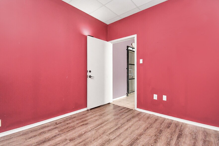 More Photos Of 2635 Gessner, Houston Unknown For Lease