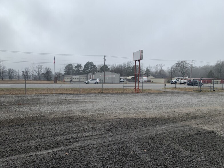 More Photos Of 567 E Highway 64, Conway Showroom For Lease