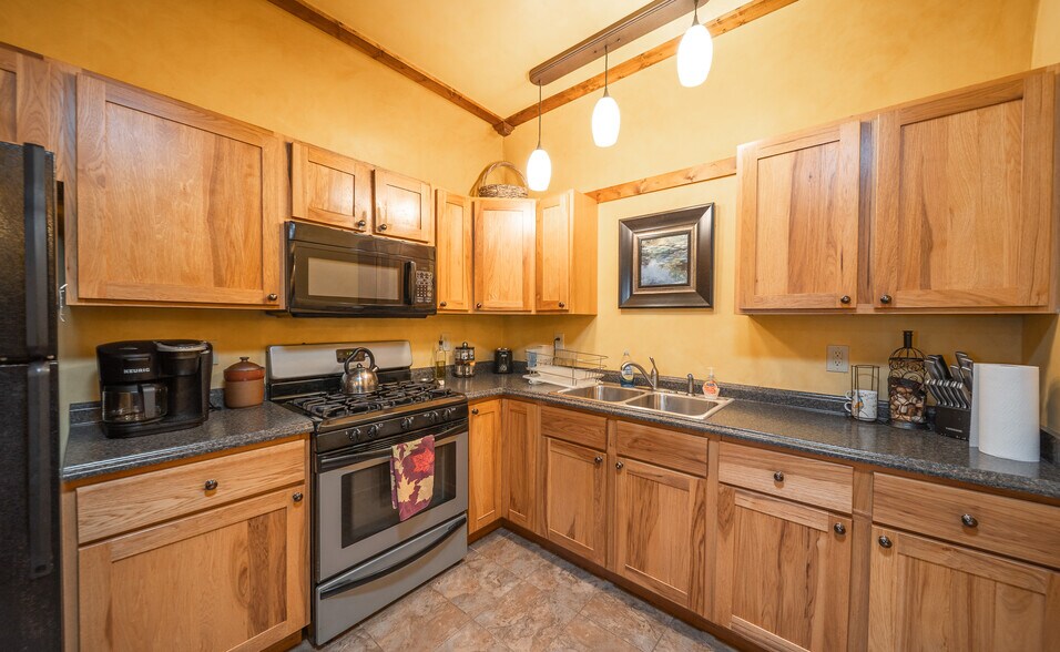 More Photos Of 295 Panthers Den Rd, Makanda Hotel For Sale