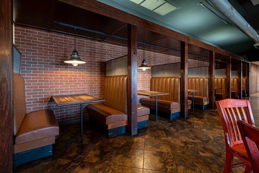 More Photos Of 2700 17th St, Marion General Retail For Sale