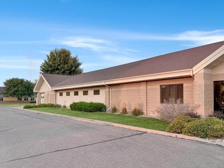 More Photos Of 601 Jewett St, Marshall Office For Sale