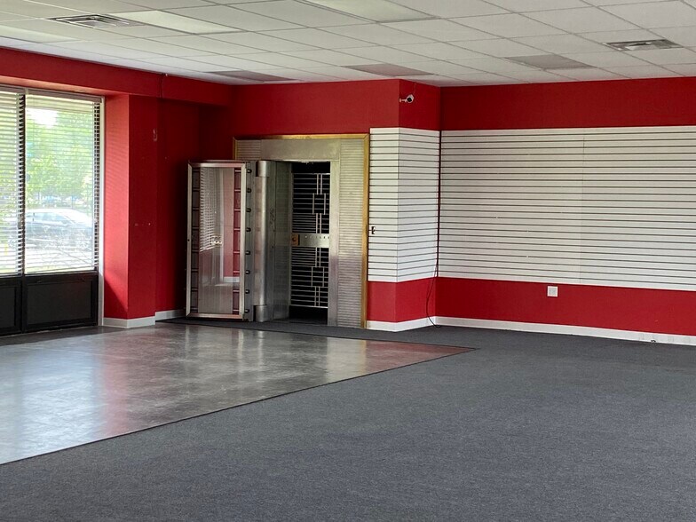 More Photos Of 1401-1429 Bernath Pky, Toledo Unknown For Lease