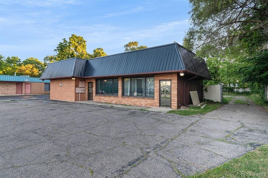 More Photos Of 1323 E Main St, Flushing Light Manufacturing For Sale