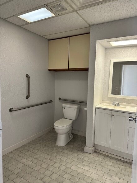 More Photos Of 11102 N Stratford Dr, Oklahoma City Office For Sale