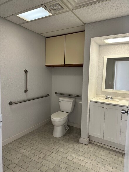 More Photos Of 11102 N Stratford Dr, Oklahoma City Office For Lease