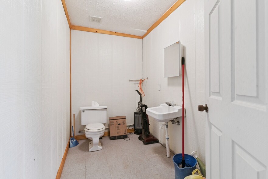 More Photos Of 26754 US-82, Waynesville Light Distribution For Sale