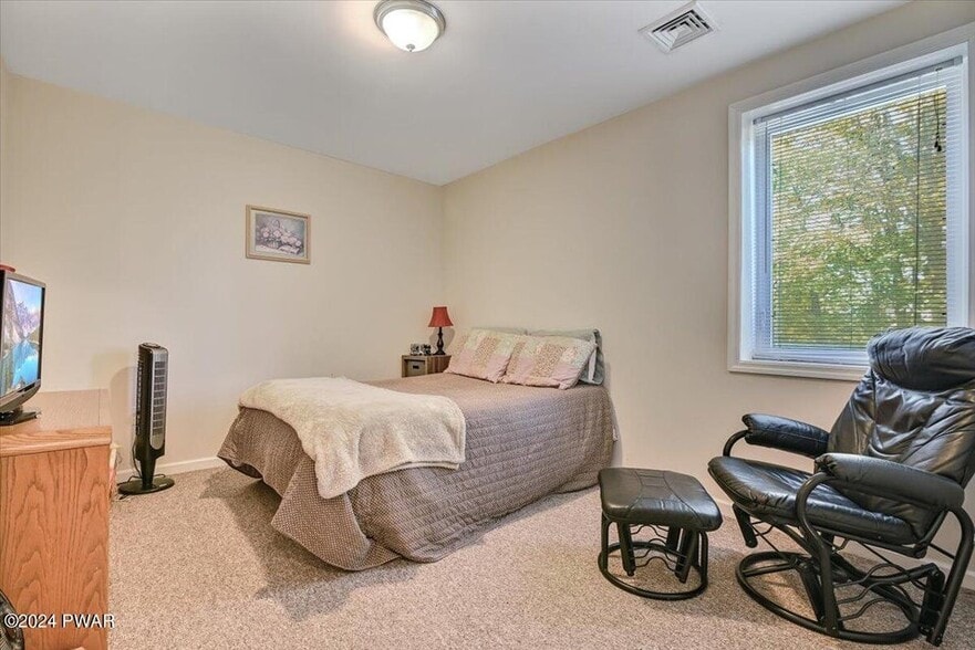 More Photos Of 186 Ledgedale Rd, Lake Ariel Apartments For Sale