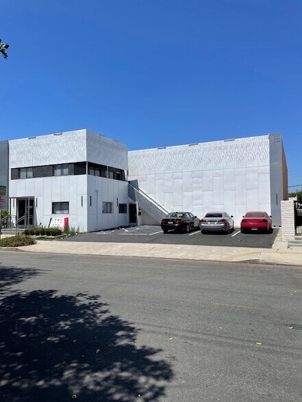 Primary Photo Of 3383-3385 Olive Ave, Signal Hill Showroom For Lease