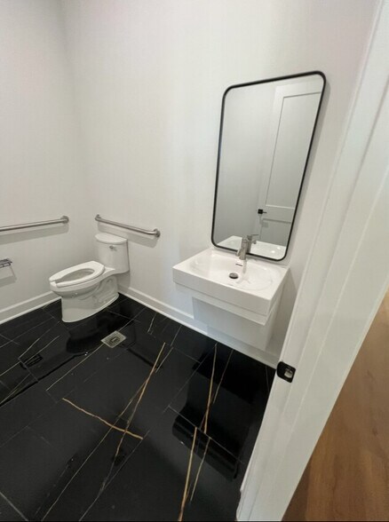 More Photos Of 1325 Main St, Katy Office For Lease