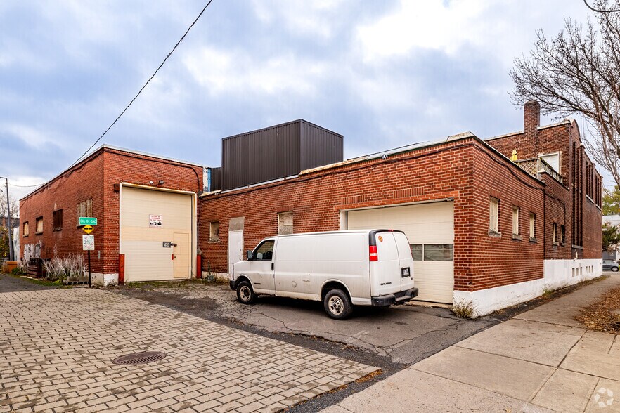 More Photos Of 3130-3144 Rue de Rouen, Montréal Industrial For Lease