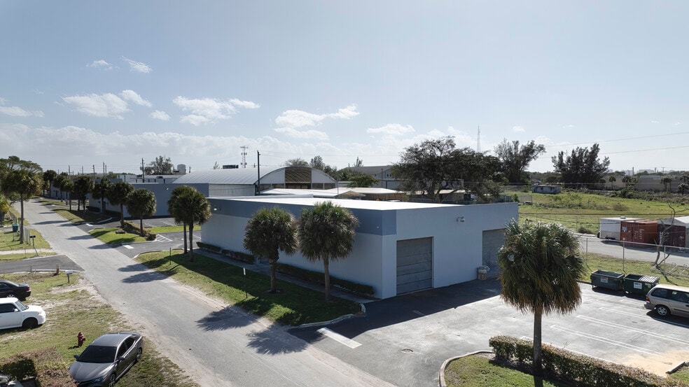 More Photos Of 1243 W 52nd St, Mangonia Park Unknown For Lease