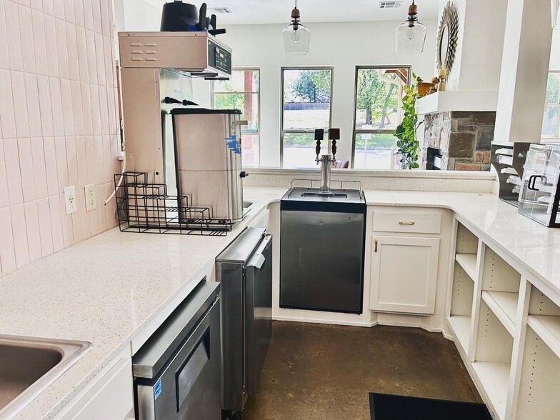 More Photos Of 2851 W Edmond Rd, Edmond Storefront Retail Office For Sale