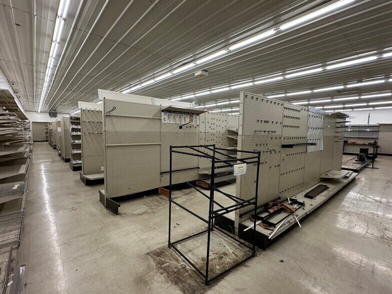 More Photos Of 105 S Forest Ave, Brazil Freestanding For Sale