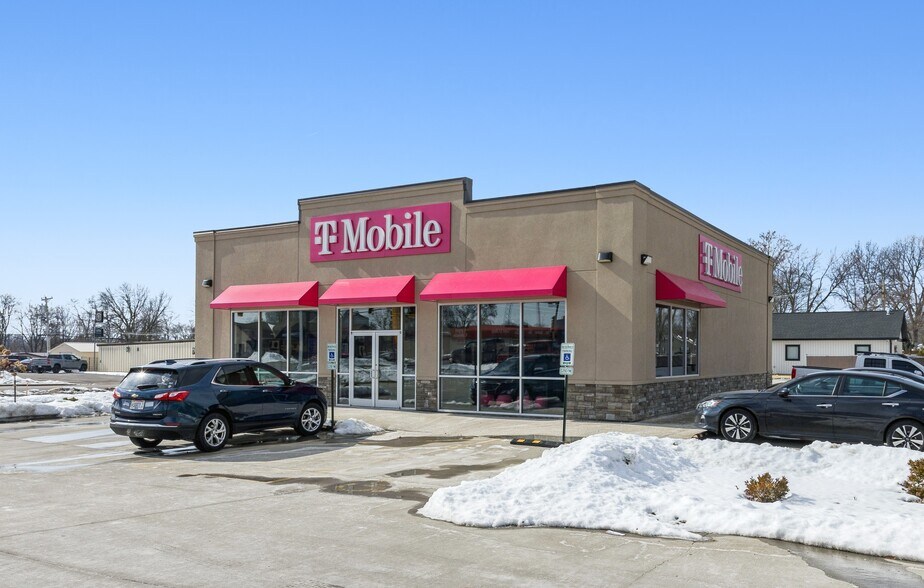 Primary Photo Of 567 12th St, Carlyle Freestanding For Sale