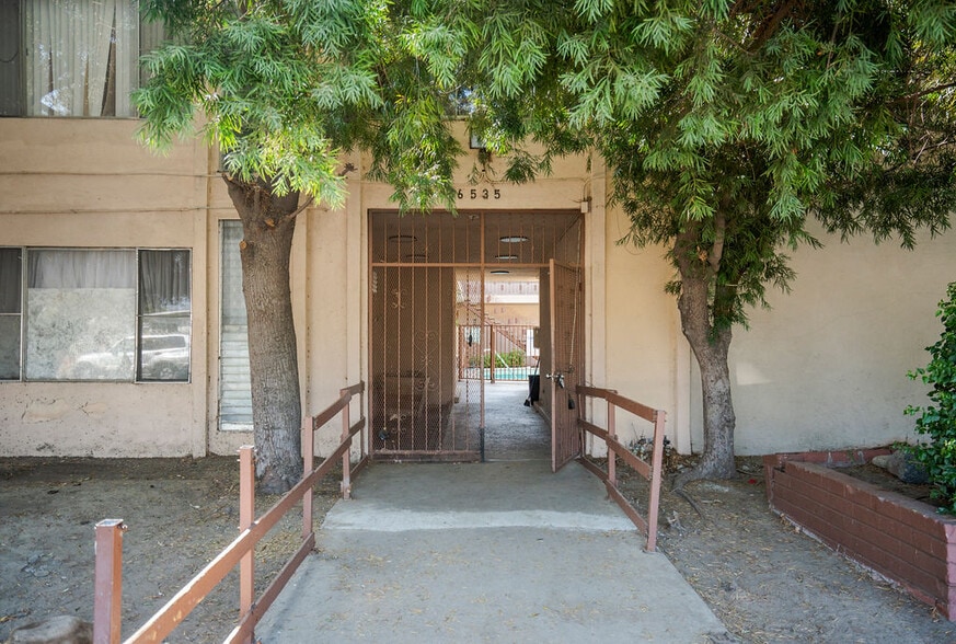 More Photos Of 6535 Fulton Ave, Van Nuys Apartments For Sale