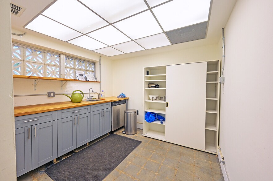 More Photos Of 901 NE 79th St, Miami Office For Lease