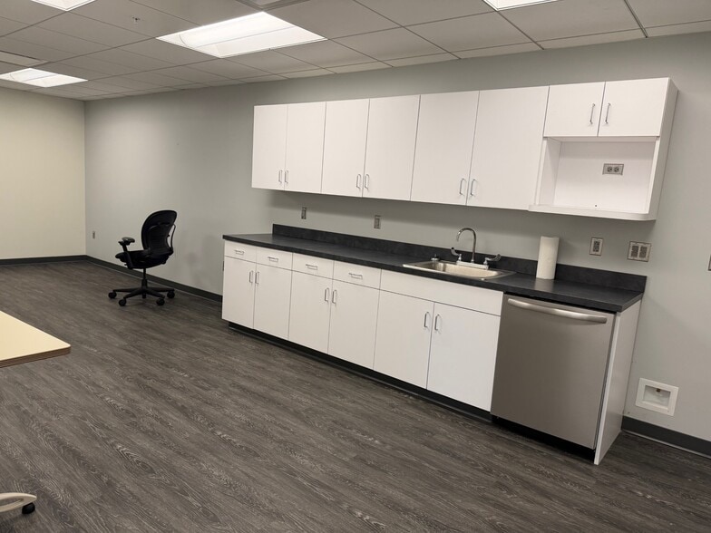 More Photos Of 10100 Linn Station Rd, Louisville Office For Lease
