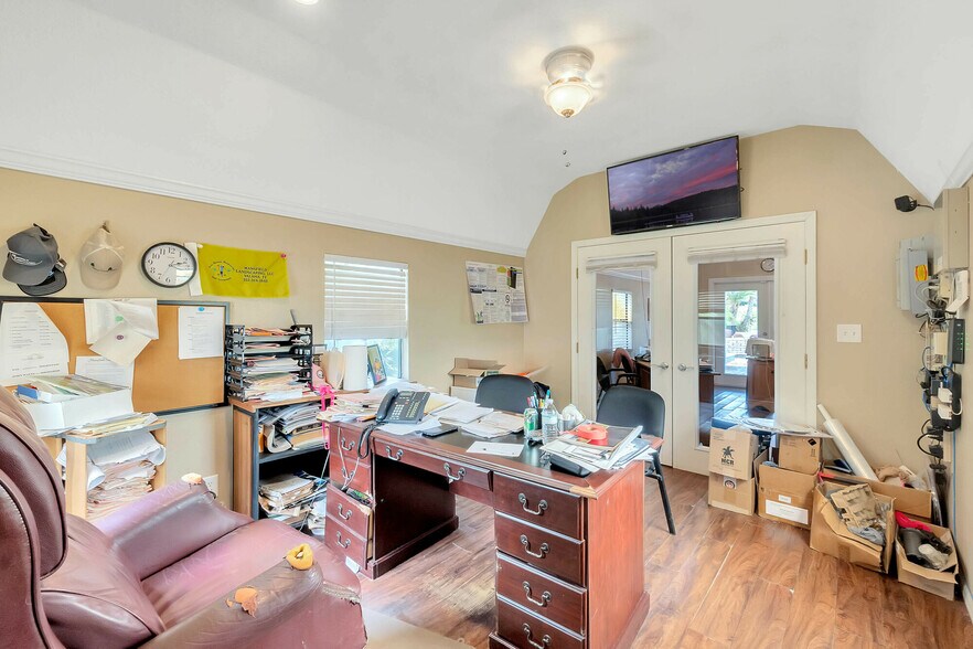 More Photos Of 8440 County Road 48, Yalaha Freestanding For Sale