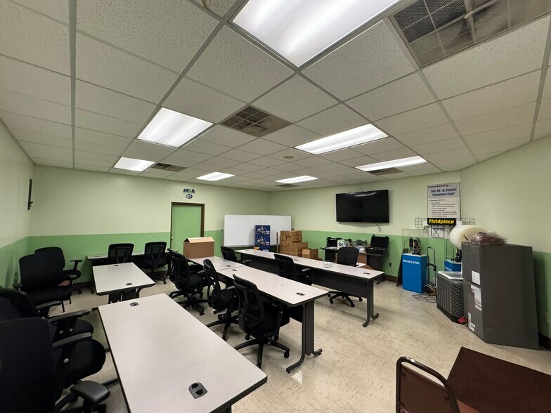 More Photos Of 2000 E Roosevelt Rd, Little Rock Showroom For Lease