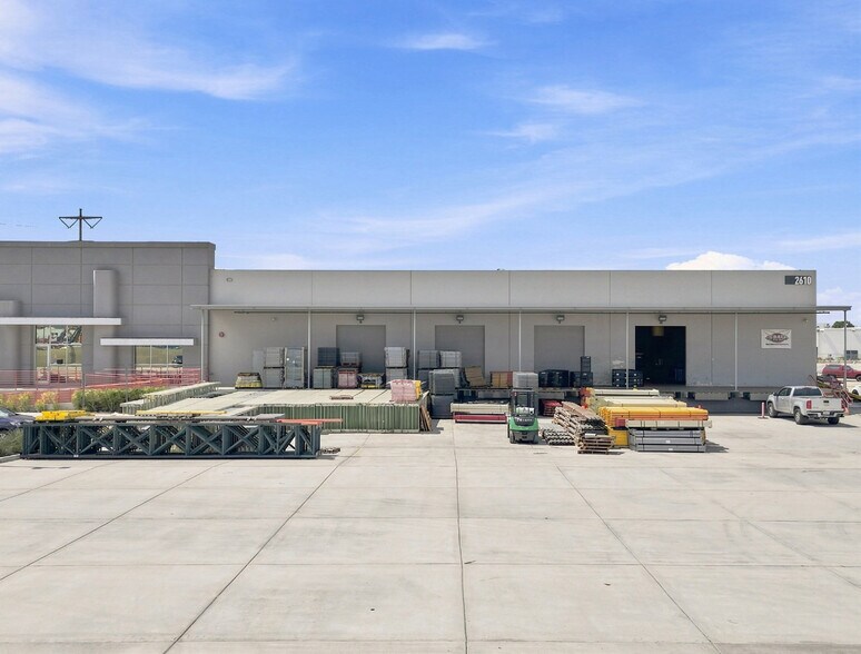 More Photos Of 2610 S Birch St, Santa Ana Warehouse For Lease