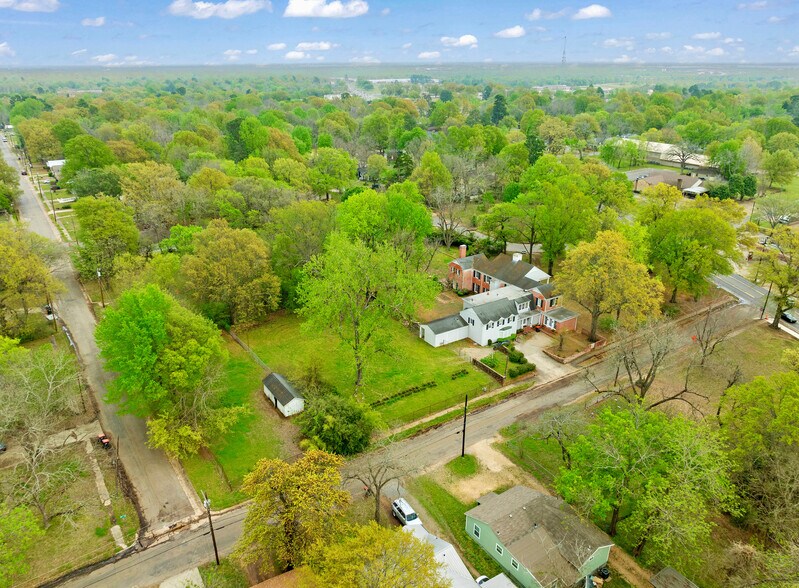 More Photos Of 600 Crockett Cir, Paris Specialty For Sale