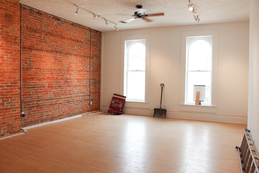 More Photos Of 221-223 E State St, Rockford Storefront Retail Residential For Lease