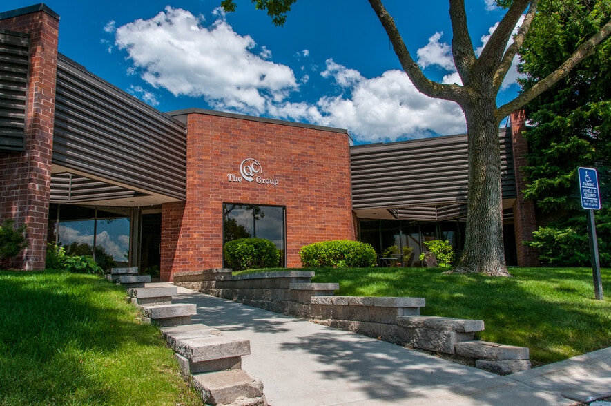 More Photos Of 5900-5950 Clearwater Dr, Minnetonka Research And Development For Lease