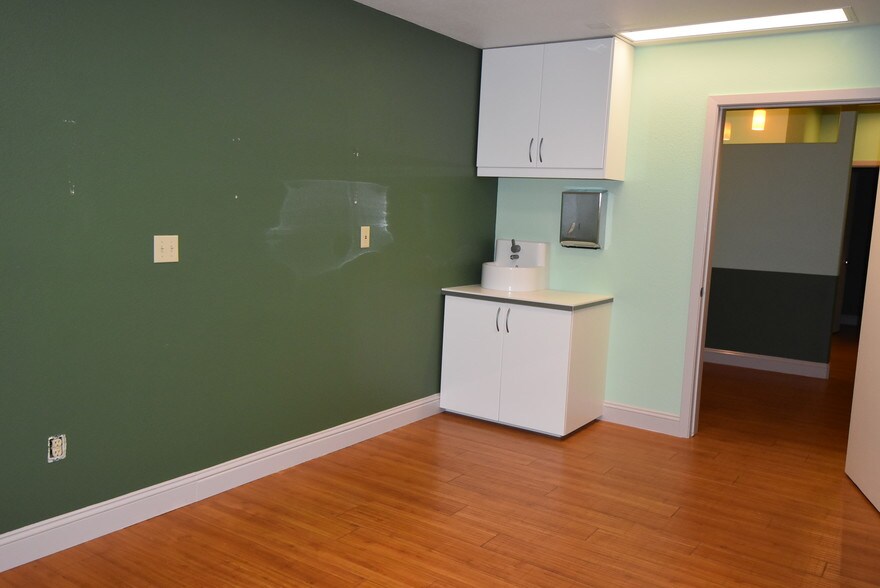 More Photos Of 635 Anderson Rd, Davis Medical For Lease