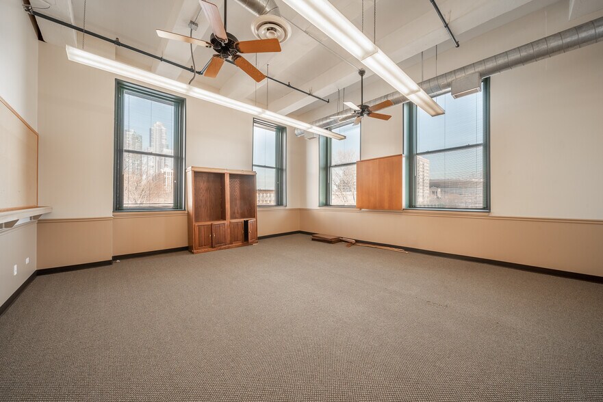 More Photos Of 1550 S Indiana Ave, Chicago Office Residential For Sale