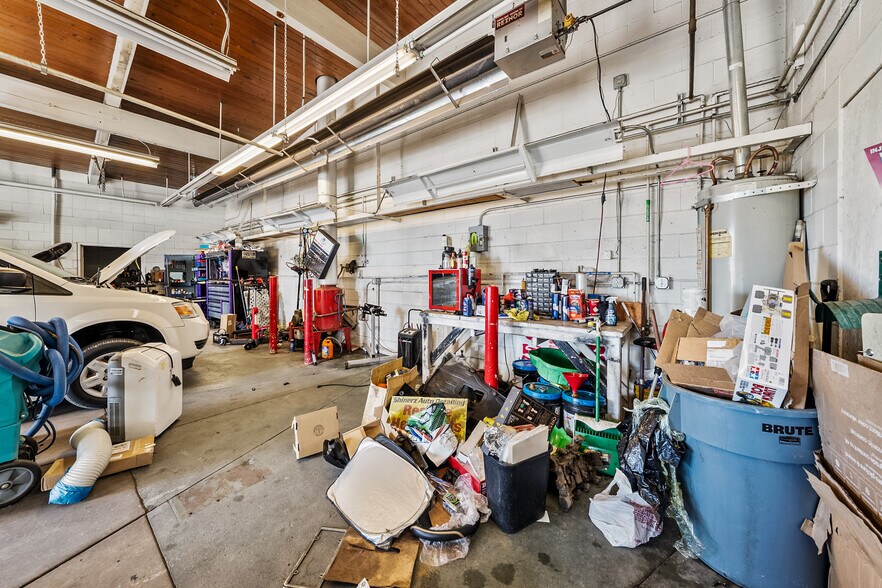 More Photos Of 348 N Riverside Ave, Medford Auto Repair For Lease