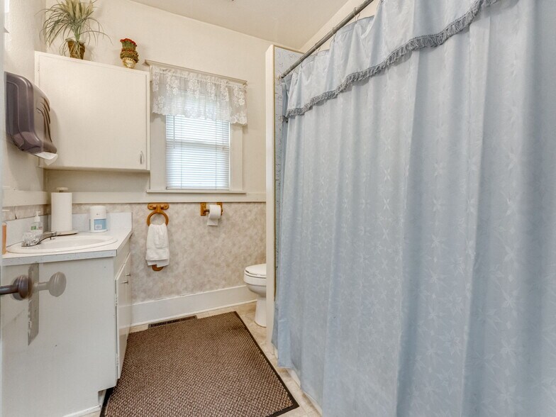 More Photos Of 737 NW Adams St, Mcminnville Office For Sale